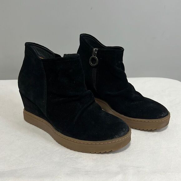 Sofft Shoes - Sofft || AQUA Sofft  Water Resistant Wedge Ankle Bootie
In Black size 6.5